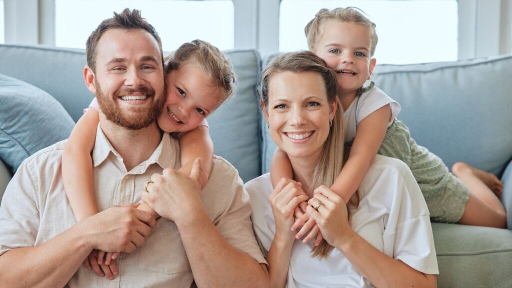 Famille dans un intérieur lumineux et sain